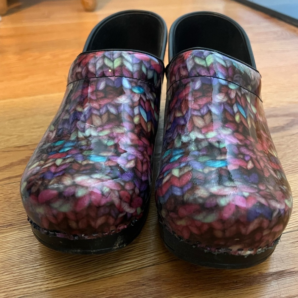 Dansko Colorful Rainbow Yarn Knit Print Clogs Size 39 (8.5-9) Unique Chunky Yarn